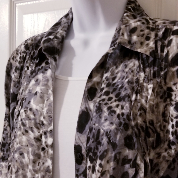 Gloria Vanderbilt Animal Print Button Down… - Picture 2 of 6
